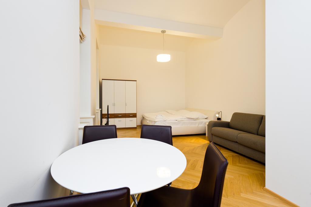 Modern Vsehrdova Apartament *