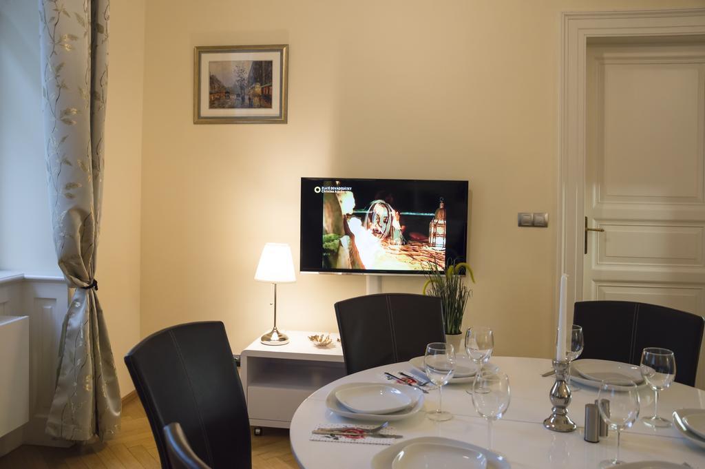 Modern Vsehrdova Apartamento *