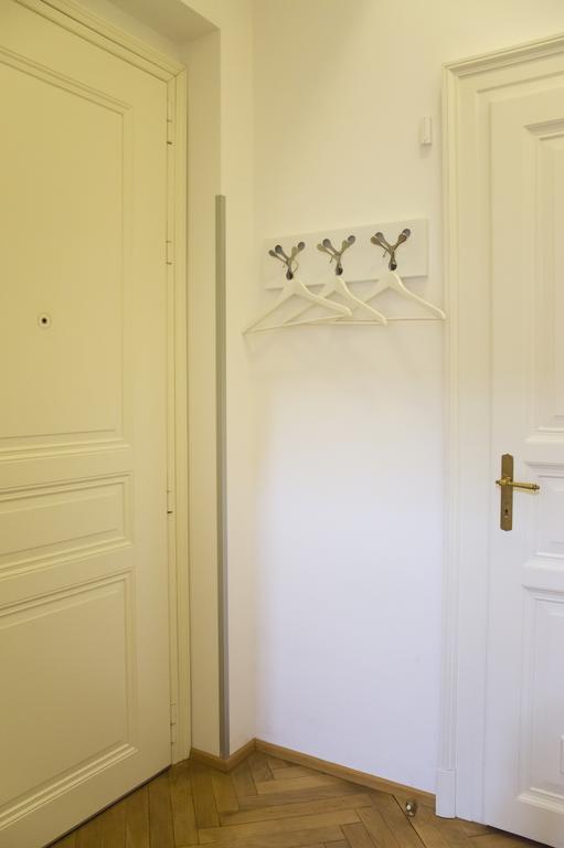 Modern Vsehrdova Apartamento *